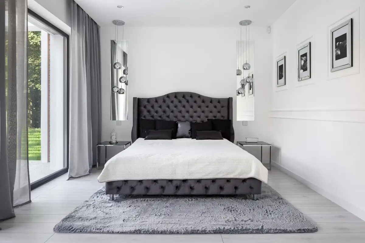 Mała sypialnia w stylu glamour – jak wykorzystać mały metraż?