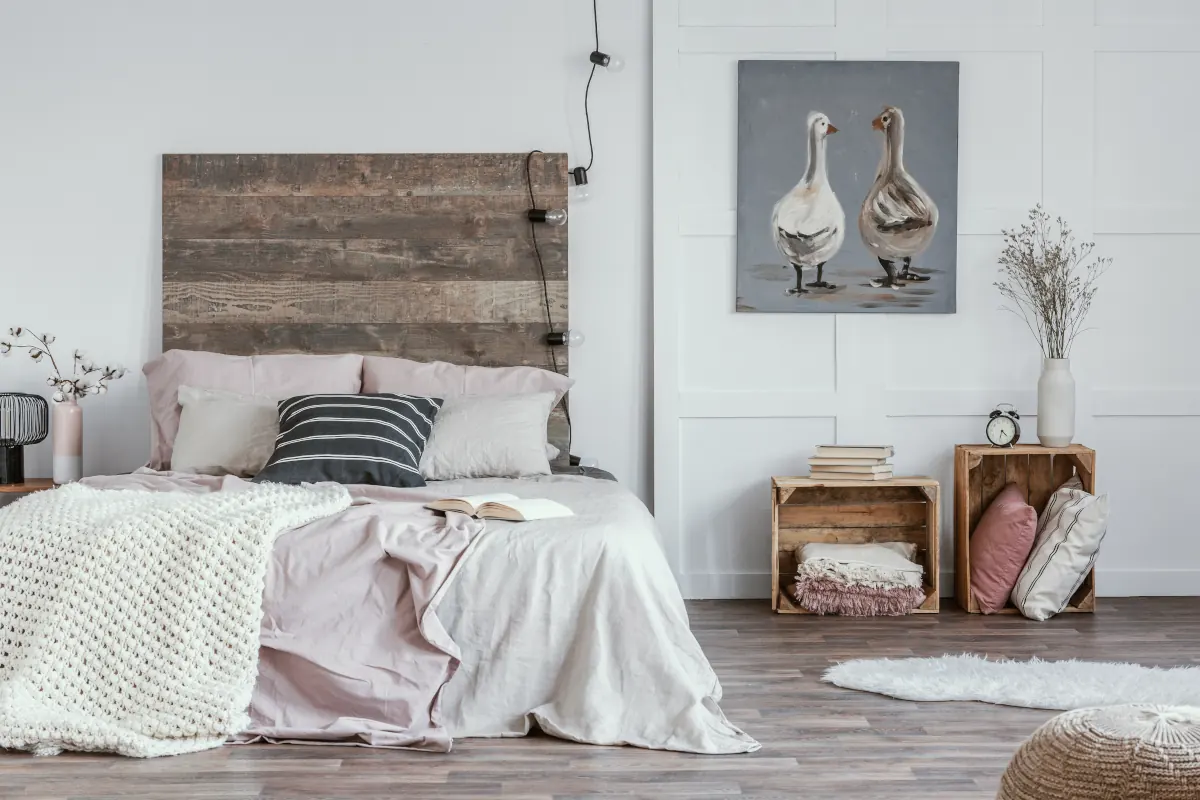 Mała sypialnia w stylu rustykalnym – jak w pełni wykorzystać mały metraż?