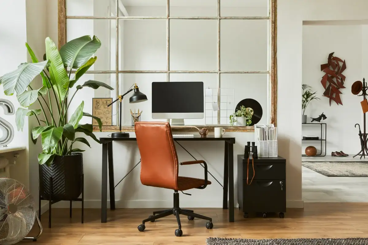 Biuro w salonie – czy da się połączyć te dwa pomieszczenia?