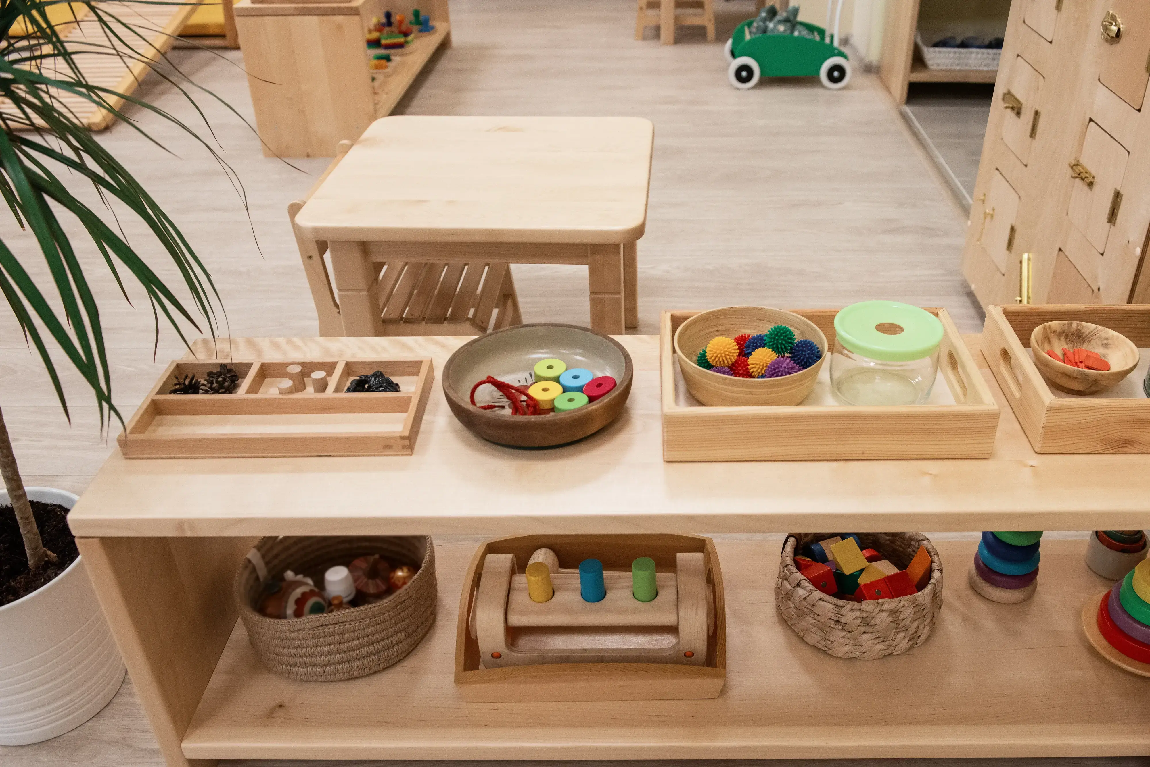 Zaczerpnij inspiracji z filozofii Montessori, która stawia na kreatywność, wolność i dziecięcą radość. Dowiedz się, jak urządzić pokój Montessori! 