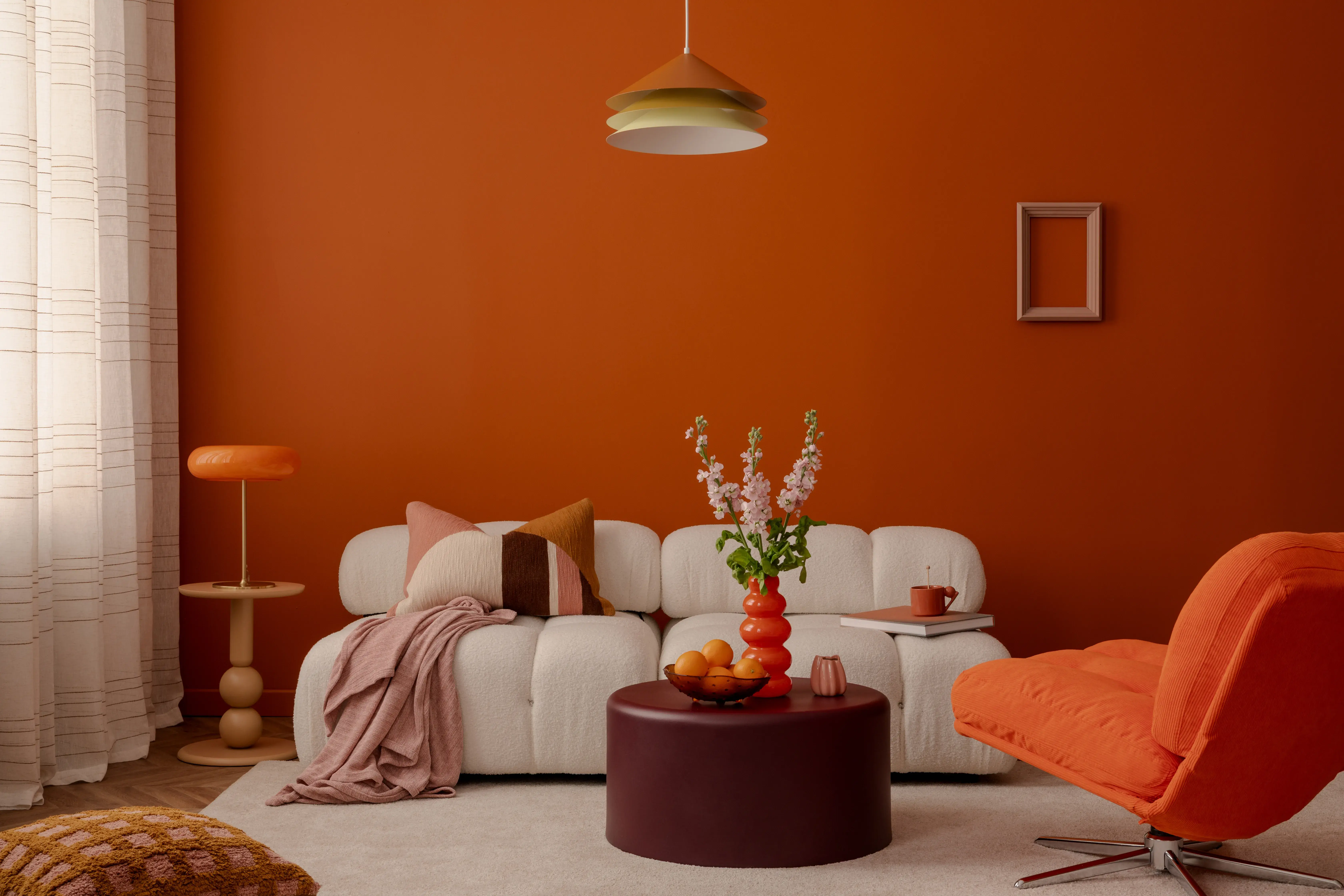 Odbijające światło powierzchnie, proste meble, kilka kolorów i designerskie dodatki – tak wygląda mieszkanie w stylu nowoczesnym. Jak je stworzyć?